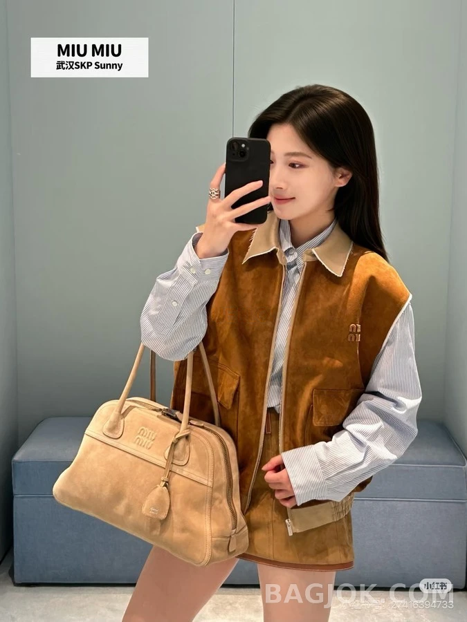 미우미우 미우미우 배색 카라 레터링 스웨이드 슬리브리스 상세 이미지