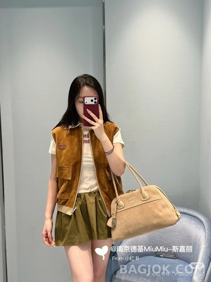 미우미우 미우미우 배색 카라 레터링 스웨이드 슬리브리스 상세 이미지