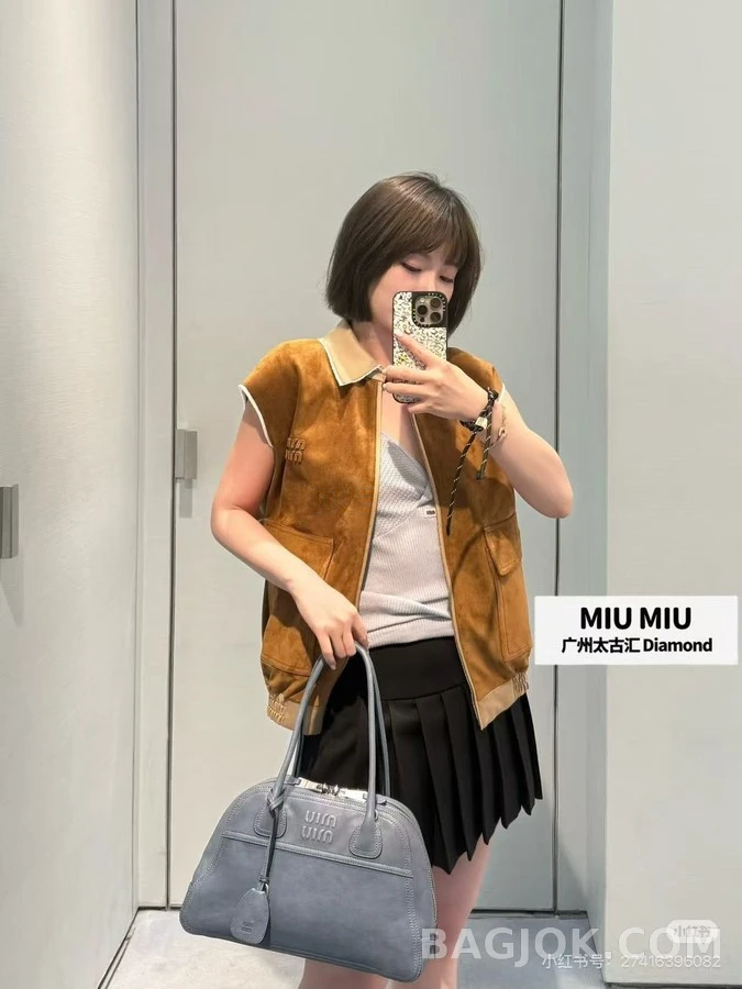 미우미우 미우미우 배색 카라 레터링 스웨이드 슬리브리스 상세 이미지