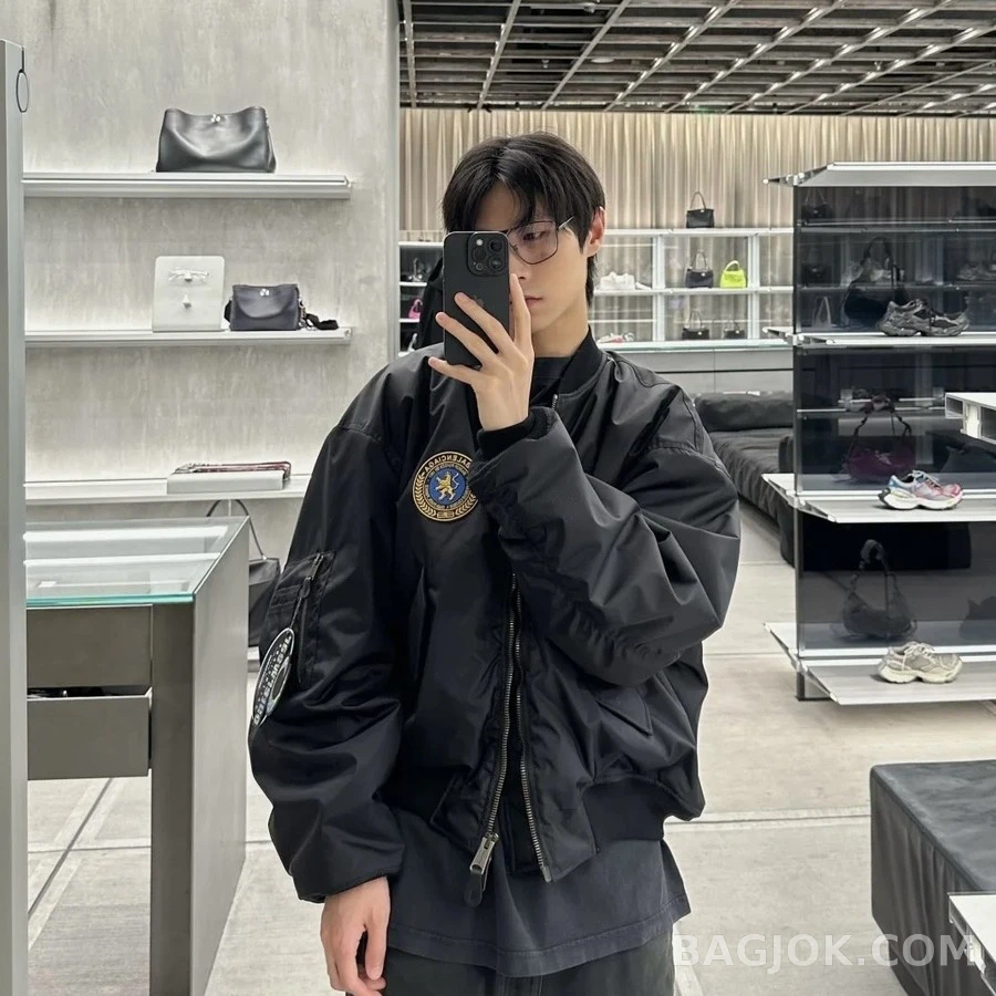 발렌시아가 발렌시아가 휘장 자수 파일럿 재킷 상세 이미지