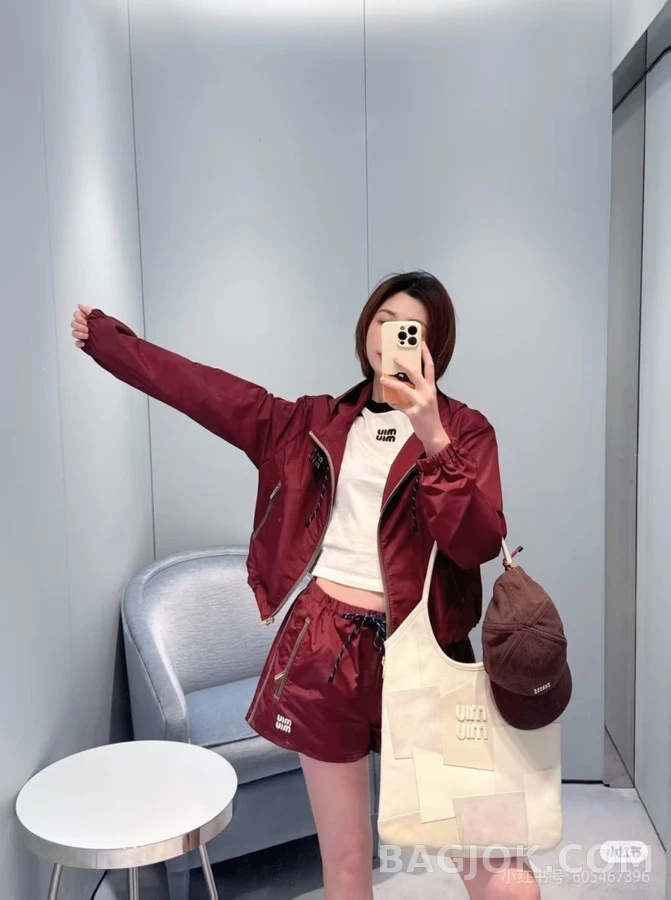 미우미우 미우미우 얇은 나일론 레터링 자외선 차단 후드 집업 상세 이미지
