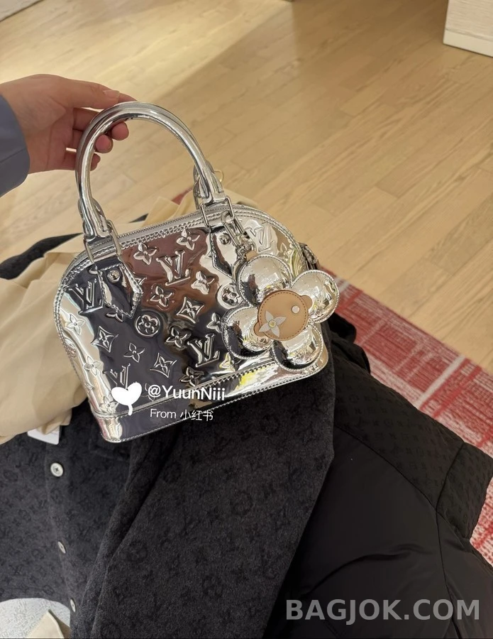 루이비통 루이비통 비비엔 모노그램 미러 키링 상세 이미지