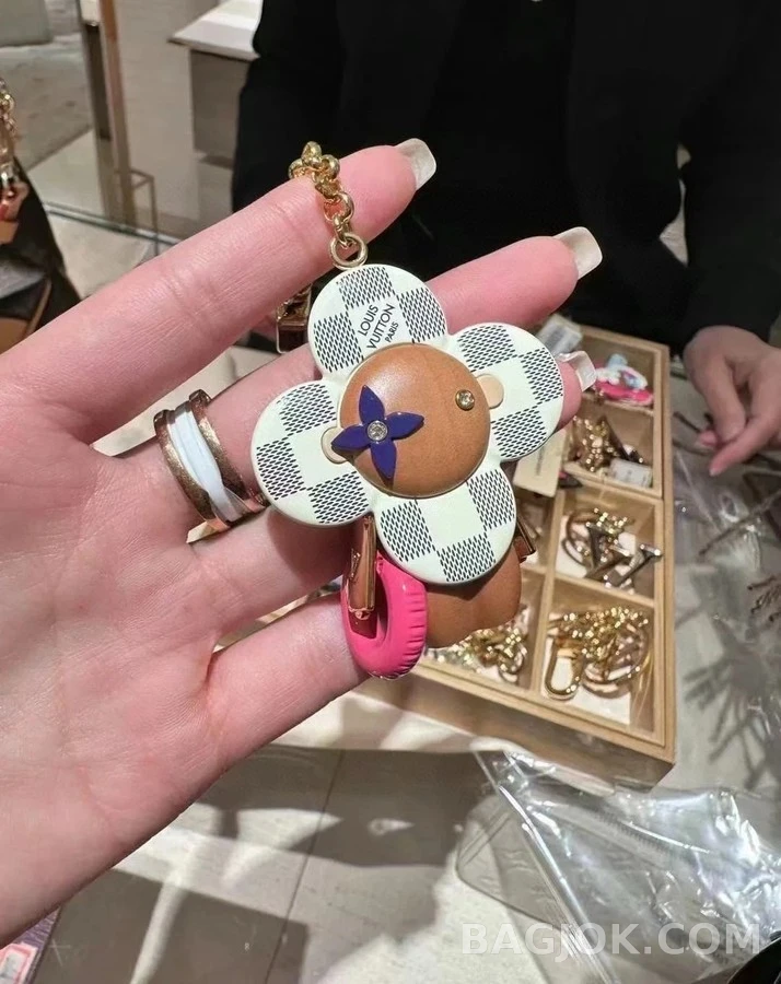 루이비통 루이비통 비비엔 플라워 키링 상세 이미지