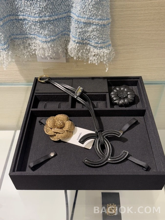 샤넬 샤넬 더블 C 로고 가죽 키링 상세 이미지