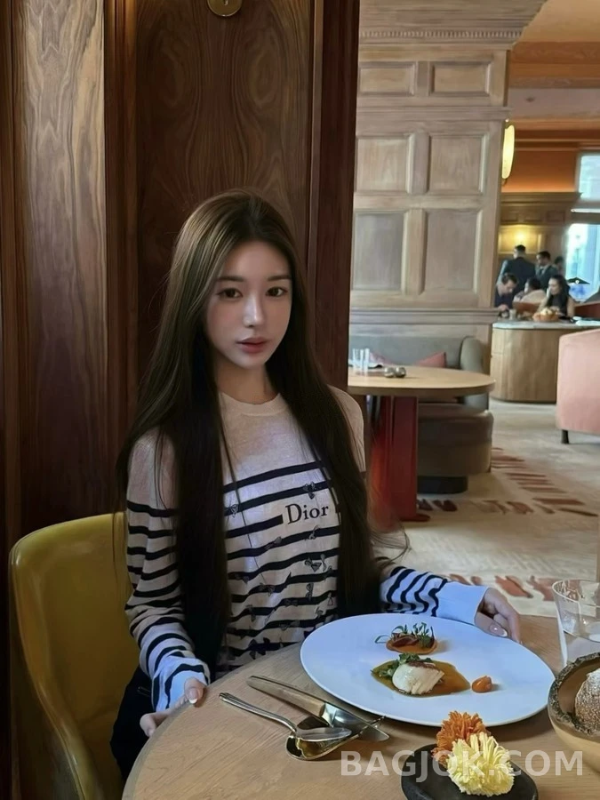 디올 디올 리본 자수 스트라이프 긴팔 티셔츠 상세 이미지