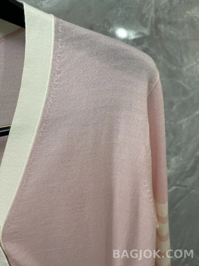 톰브라운 톰브라운 스트라이프 V넥 가디건 상세 이미지