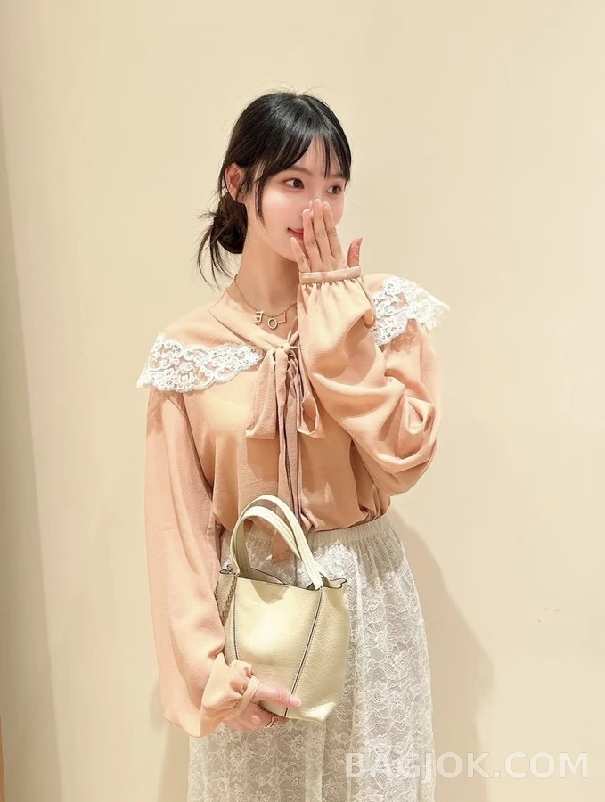 끌로에 끌로에 레이스 보우타이 실크 셔츠 상세 이미지
