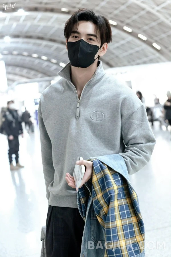 디올 디올 로고 반집업 맨투맨 상세 이미지