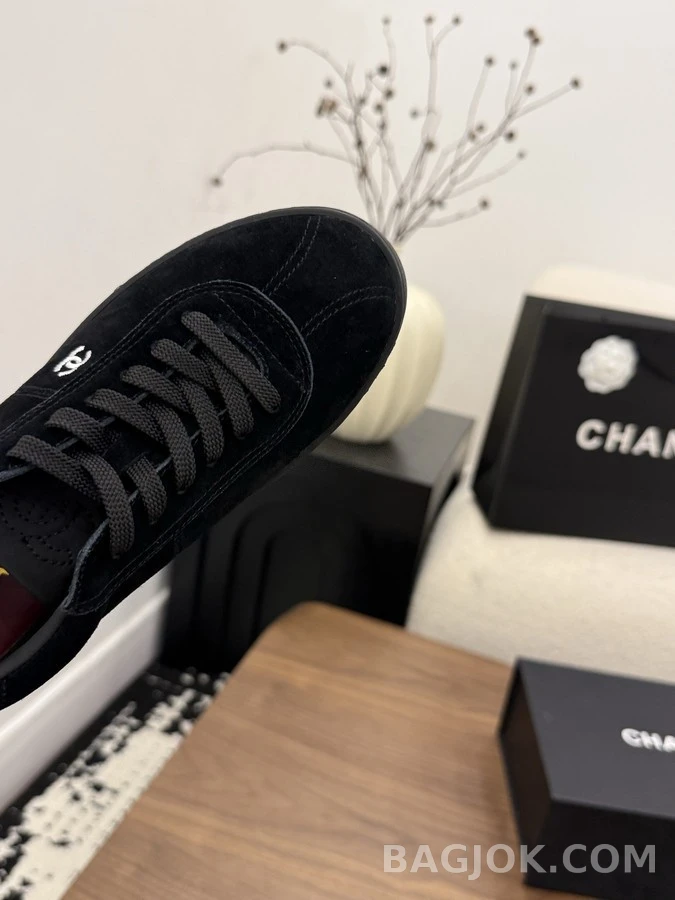 샤넬 샤넬 로고 스웨이드 스니커즈 상세 이미지