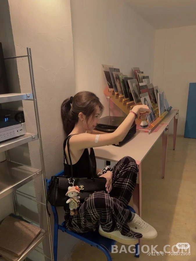 샤넬 샤넬 스웨이드 로고 스니커즈 상세 이미지