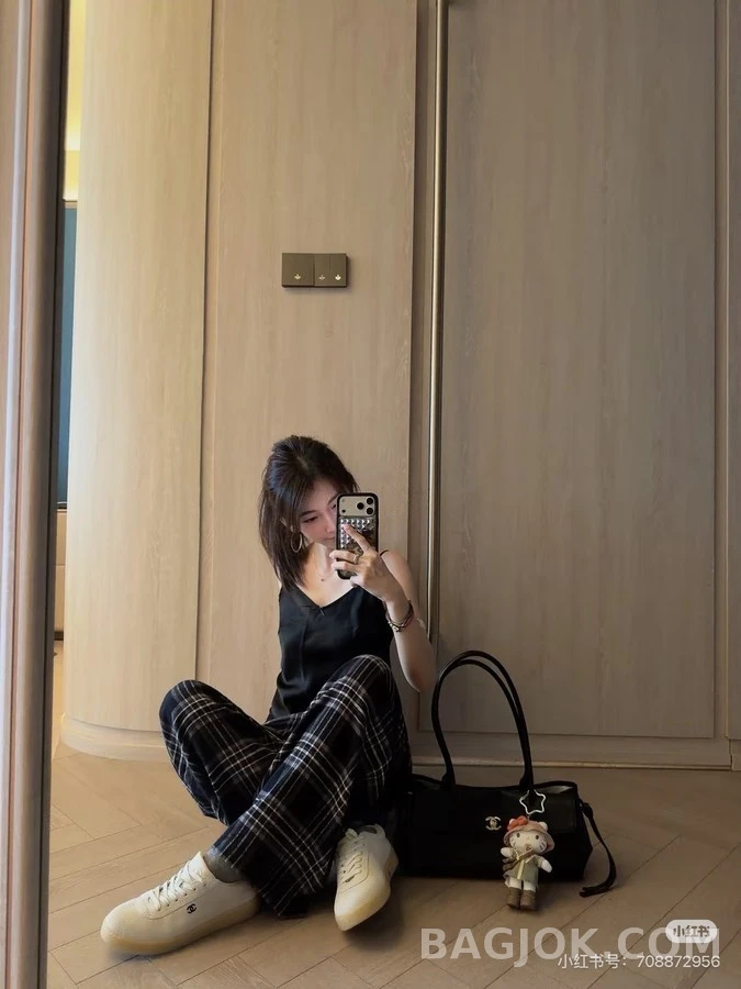 샤넬 샤넬 스웨이드 로고 스니커즈 상세 이미지