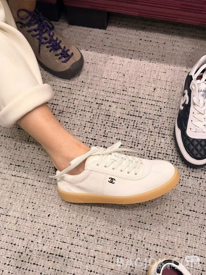 샤넬 샤넬 스웨이드 로고 스니커즈 상세 이미지