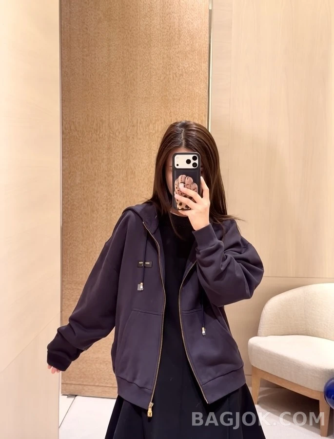 루이비통 루이비통 2026 런웨이 시그니처 퍼플 가죽 로고 패치 후드 집업 상세 이미지