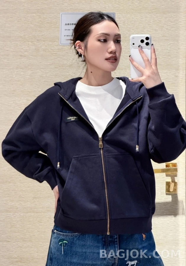 루이비통 루이비통 2026 런웨이 시그니처 퍼플 가죽 로고 패치 후드 집업 상세 이미지