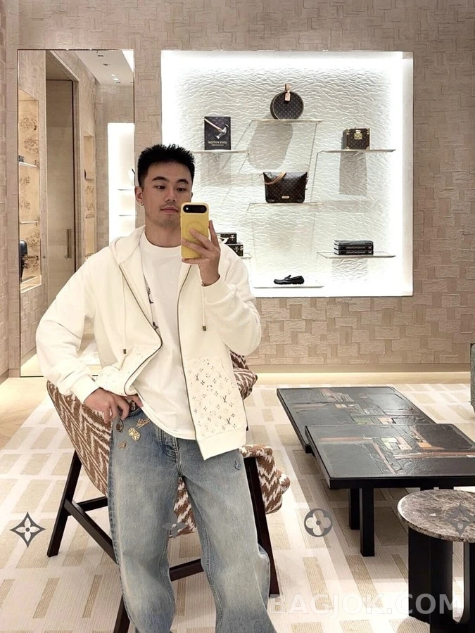 루이비통 루이비통 모노그램 엠보싱 집업 후드 상세 이미지