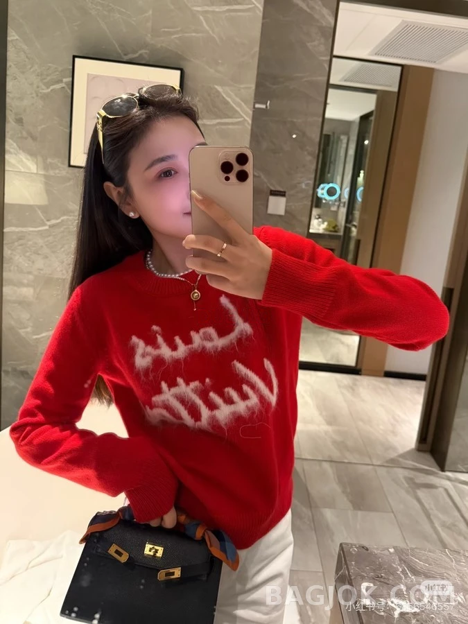 루이비통 루이비통 신년 레드 레터링 자수 니트 상세 이미지