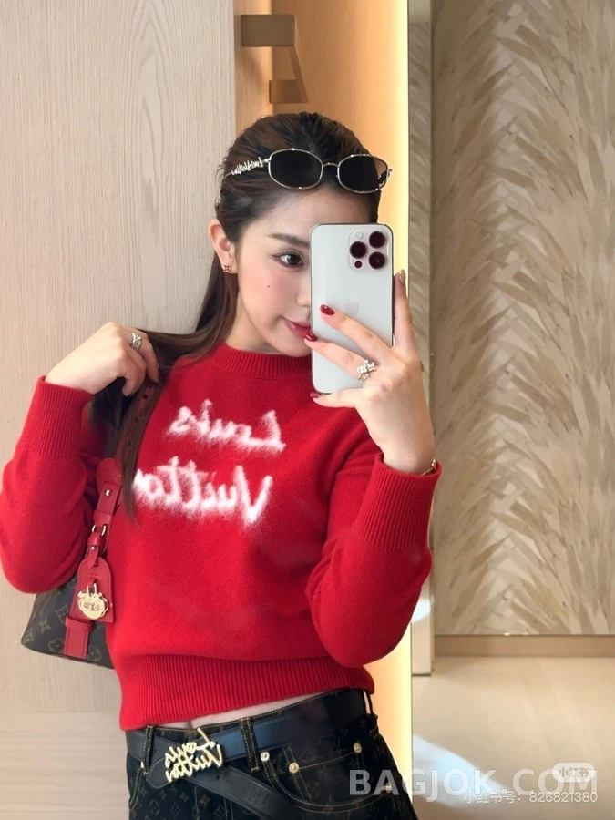 루이비통 루이비통 신년 레드 레터링 자수 니트 상세 이미지