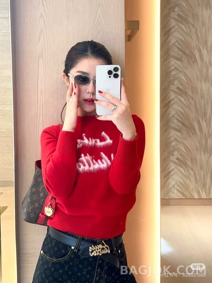 루이비통 루이비통 신년 레드 레터링 자수 니트 상세 이미지