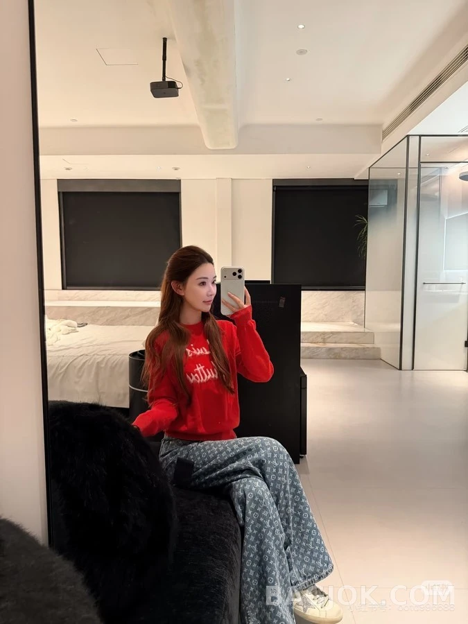 루이비통 루이비통 신년 레드 레터링 자수 니트 상세 이미지