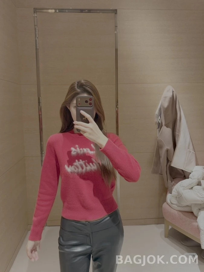 루이비통 루이비통 신년 레드 레터링 자수 니트 상세 이미지