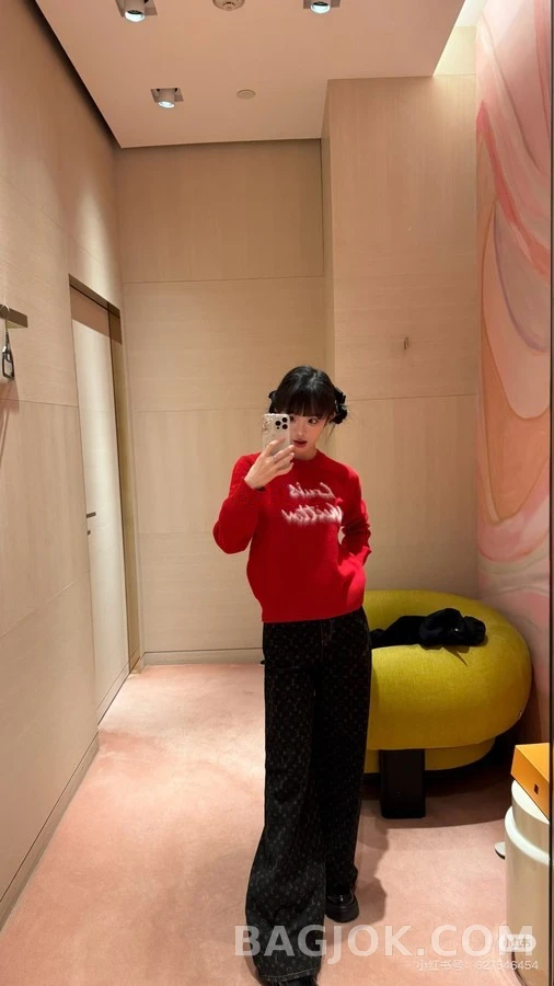 루이비통 루이비통 신년 레드 레터링 자수 니트 상세 이미지