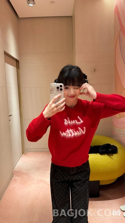 루이비통 루이비통 신년 레드 레터링 자수 니트 상세 이미지