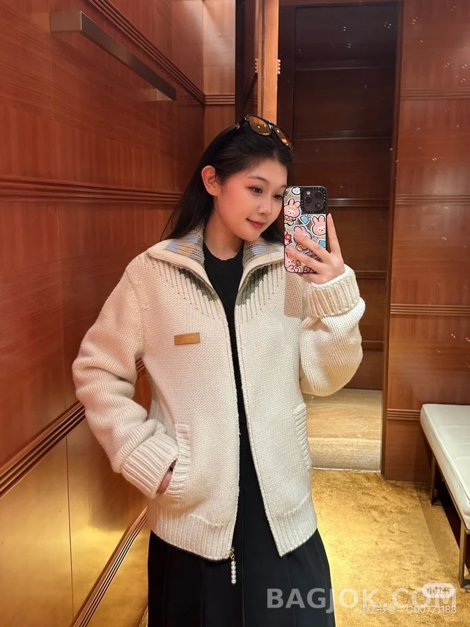 루이비통 루이비통 아이보리 터틀넥 배색 와펜 집업 니트 가디건 상세 이미지