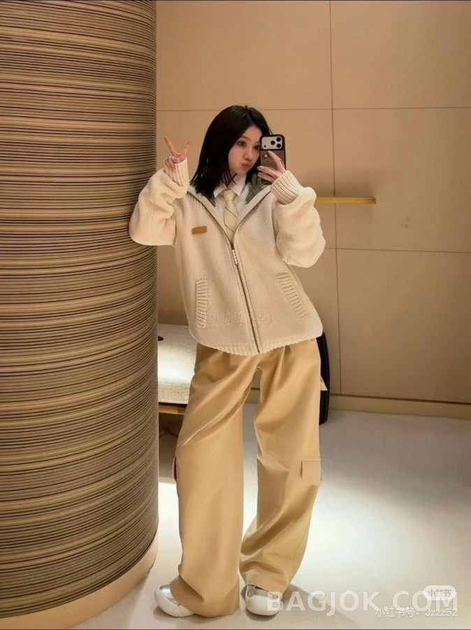루이비통 루이비통 아이보리 터틀넥 배색 와펜 집업 니트 가디건 상세 이미지