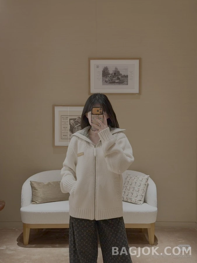루이비통 루이비통 아이보리 터틀넥 배색 와펜 집업 니트 가디건 상세 이미지