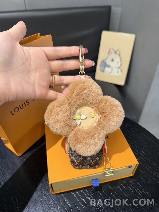 루이비통 루이비통 비비엔 모노그램 퍼 키링 상세 이미지