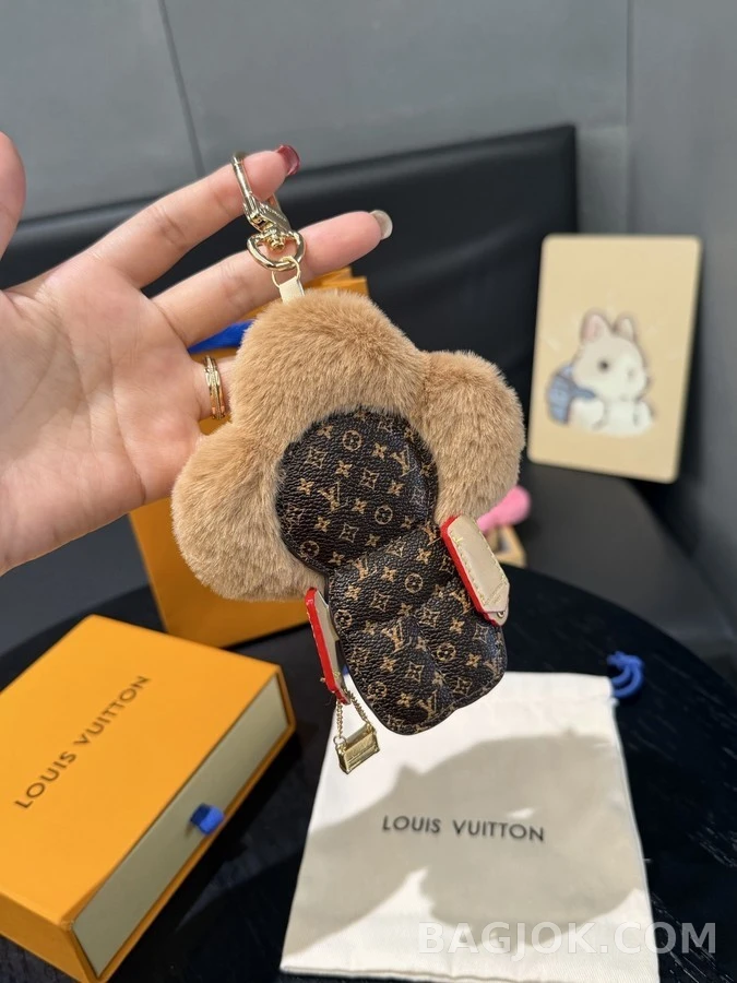 루이비통 루이비통 비비엔 모노그램 퍼 키링 상세 이미지