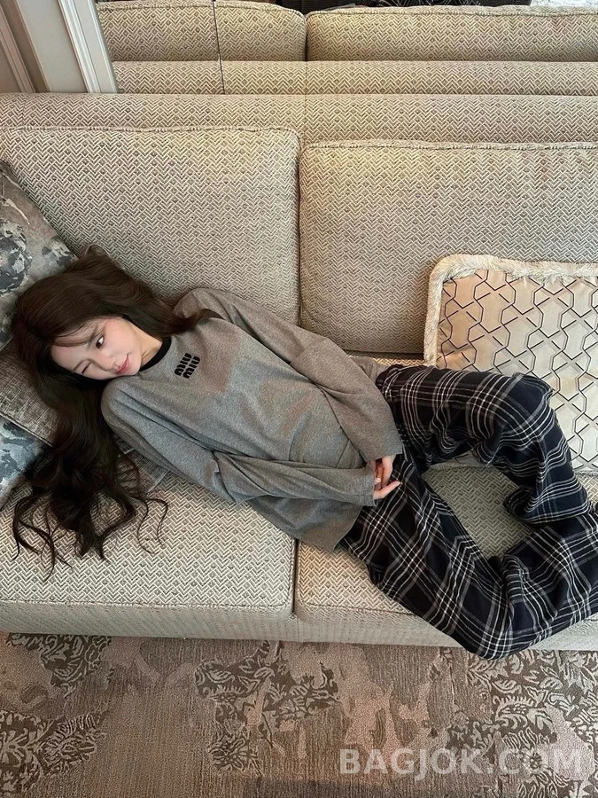 미우미우 미우미우 로고 긴팔 티셔츠 상세 이미지