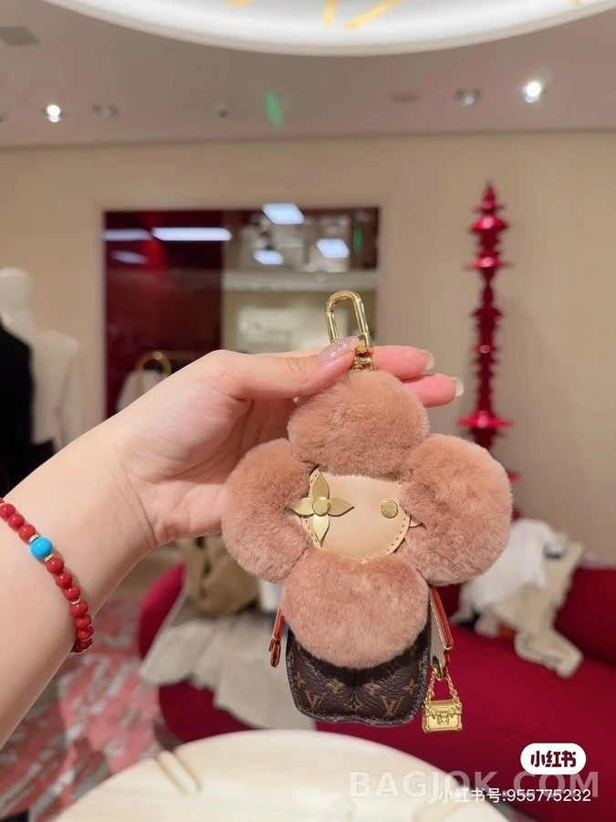 루이비통 루이비통 비비엔 모노그램 퍼 키링 상세 이미지