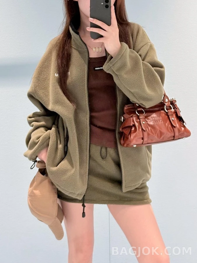 미우미우 미우미우 자수 로고 플리스 자켓 상세 이미지