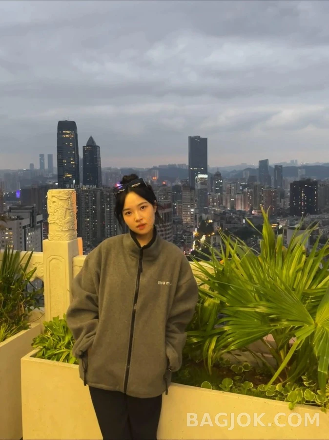 미우미우 미우미우 자수 로고 플리스 자켓 상세 이미지