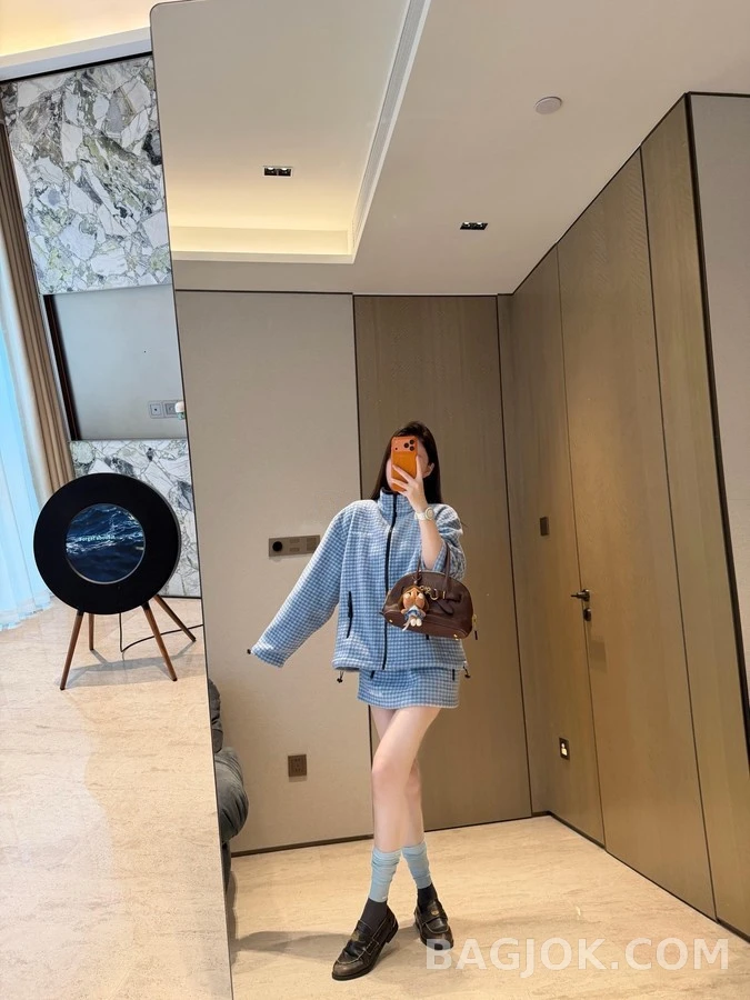 미우미우 미우미우 체크 자수 로고 자켓 상세 이미지