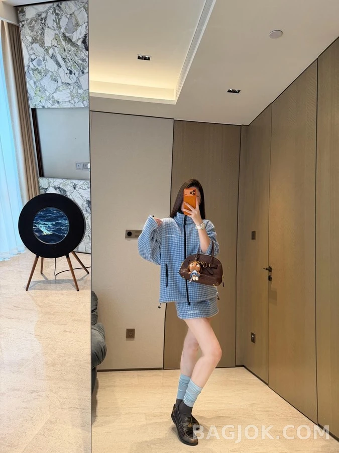 미우미우 미우미우 체크 자수 로고 자켓 상세 이미지