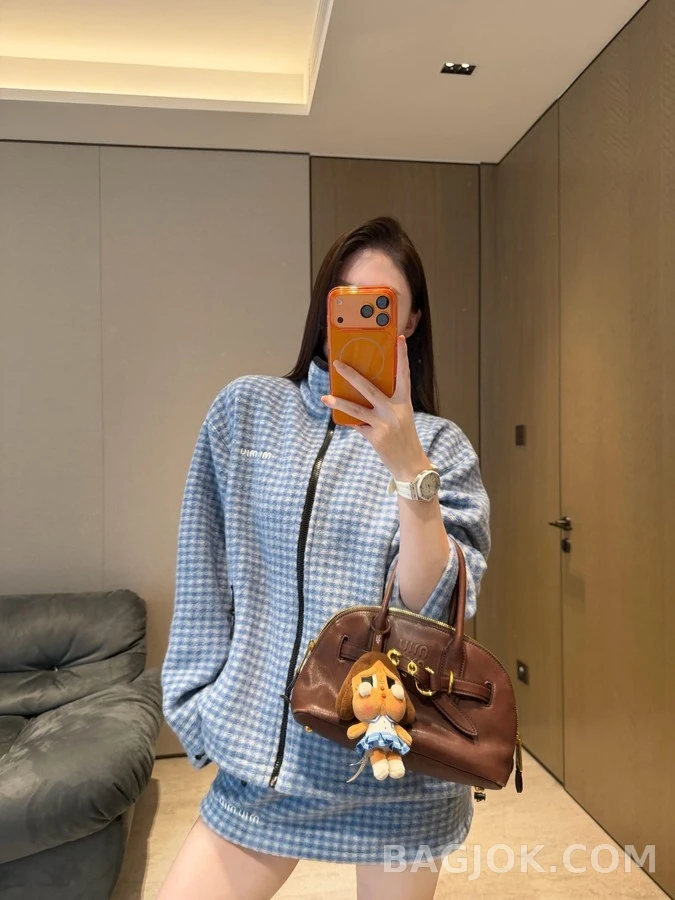 미우미우 미우미우 체크 자수 로고 자켓 상세 이미지