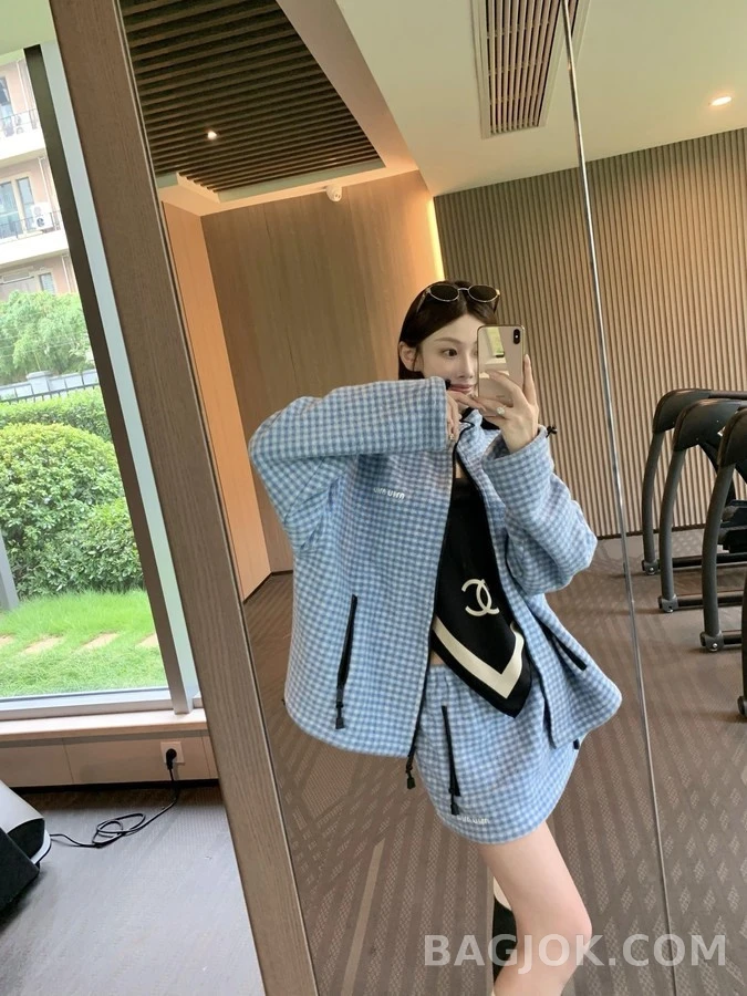 미우미우 미우미우 체크 자수 로고 자켓 상세 이미지