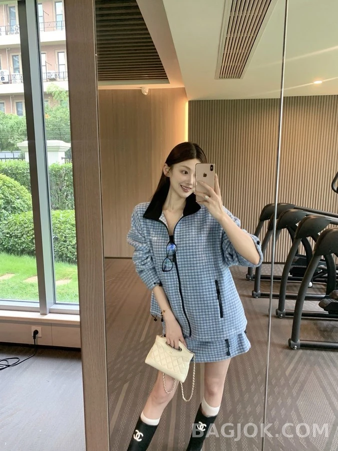 미우미우 미우미우 체크 자수 로고 자켓 상세 이미지