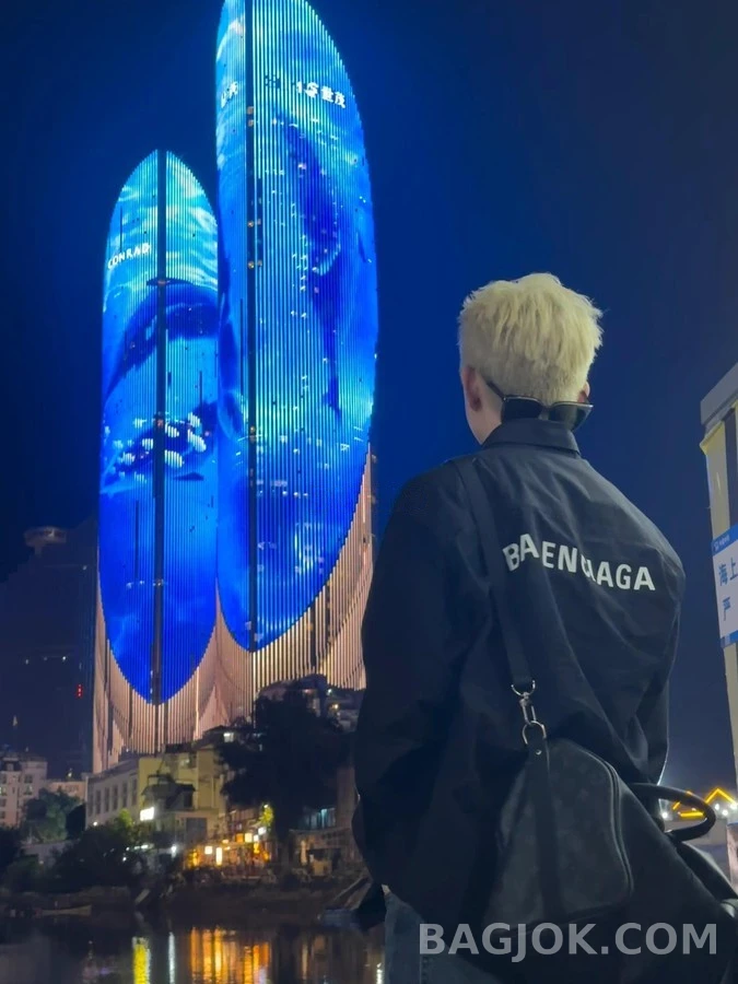 발렌시아가 발렌시아가 백 로고 프린트 셔츠 상세 이미지