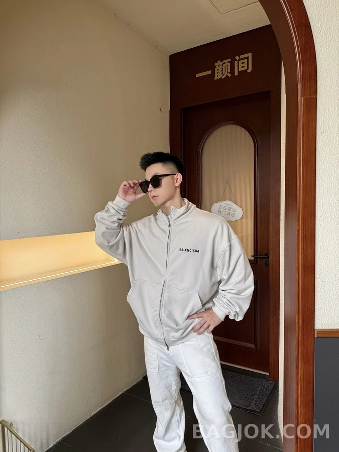 발렌시아가 발렌시아가 스탠드넥 자수 로고 맨투맨 상세 이미지