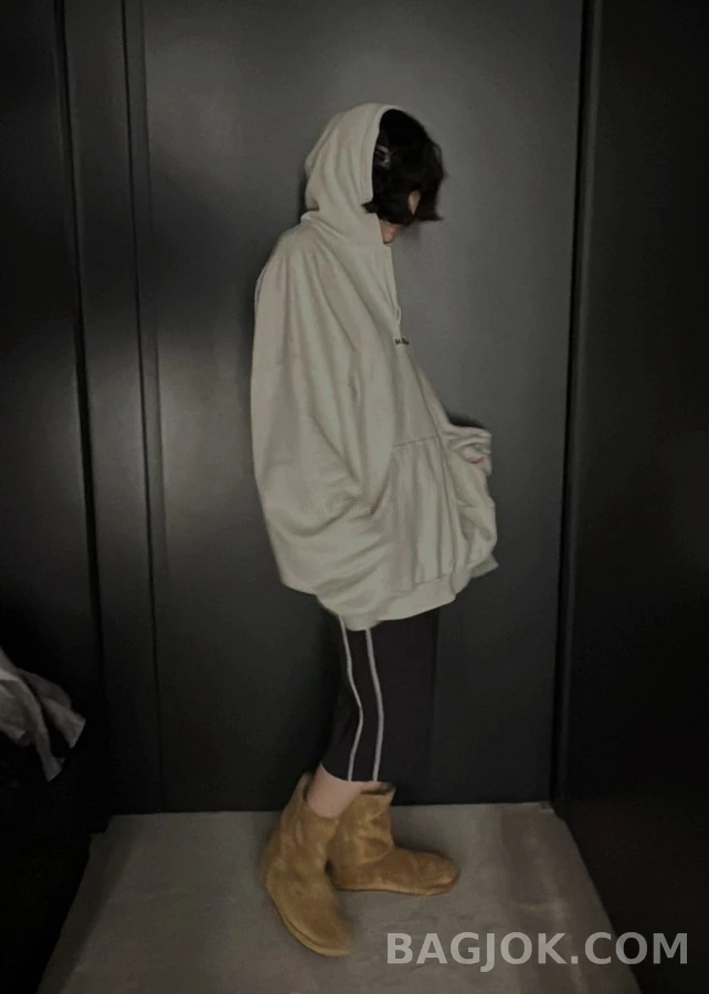 발렌시아가 발렌시아가 오픈 넥 후드 맨투맨 상세 이미지