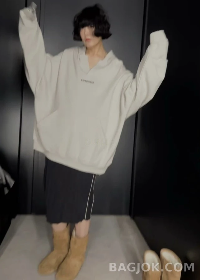 발렌시아가 발렌시아가 오픈 넥 후드 맨투맨 상세 이미지