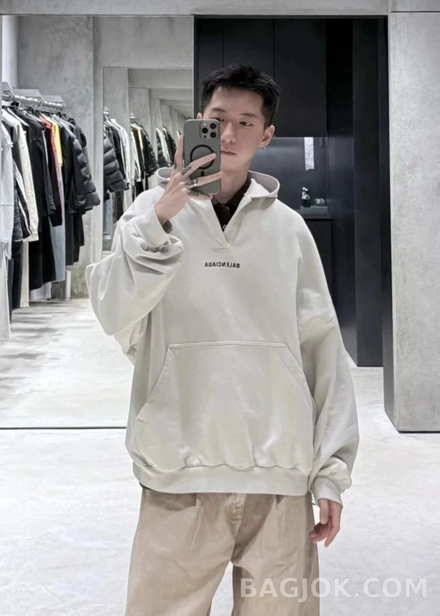 발렌시아가 발렌시아가 오픈 넥 후드 맨투맨 상세 이미지