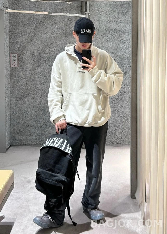 발렌시아가 발렌시아가 오픈 넥 후드 맨투맨 상세 이미지