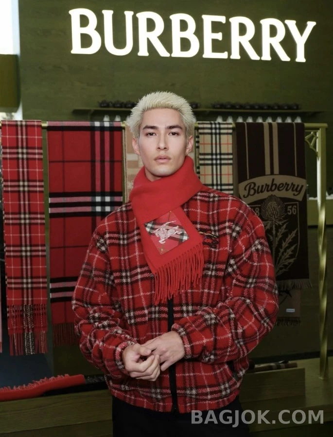 버버리 버버리 스코틀랜드 레드 화이트 격자 테디 플리스 자켓 상세 이미지