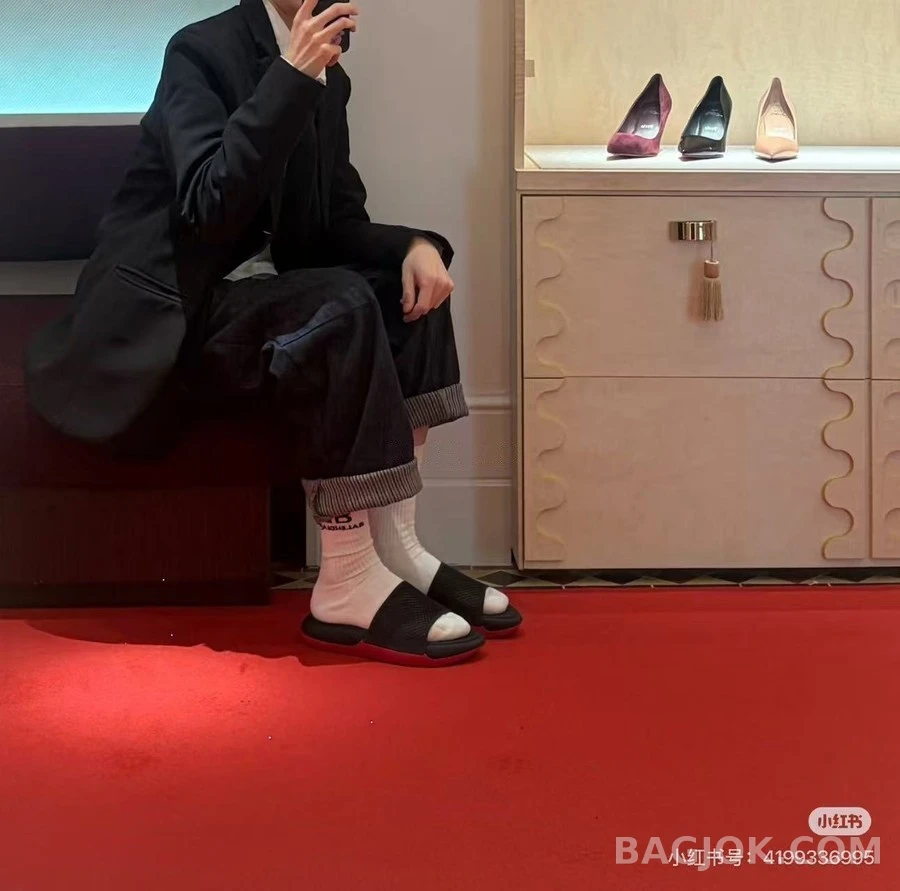  크리스찬루부탱 메쉬 슬라이드 샌들 상세 이미지