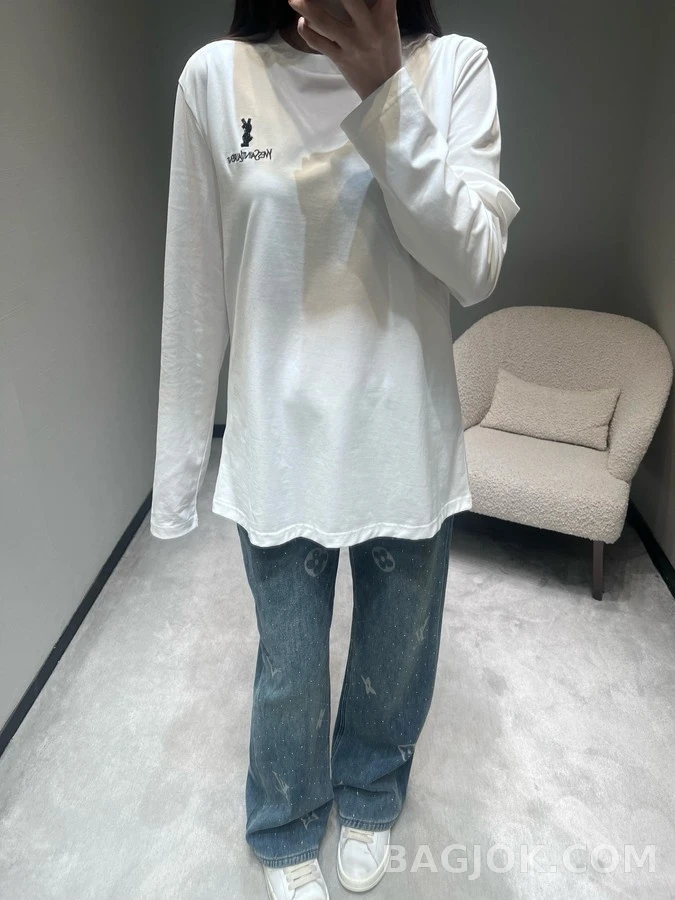 생로랑 생로랑 2025FW 자수 로고 긴팔 티셔츠 상세 이미지