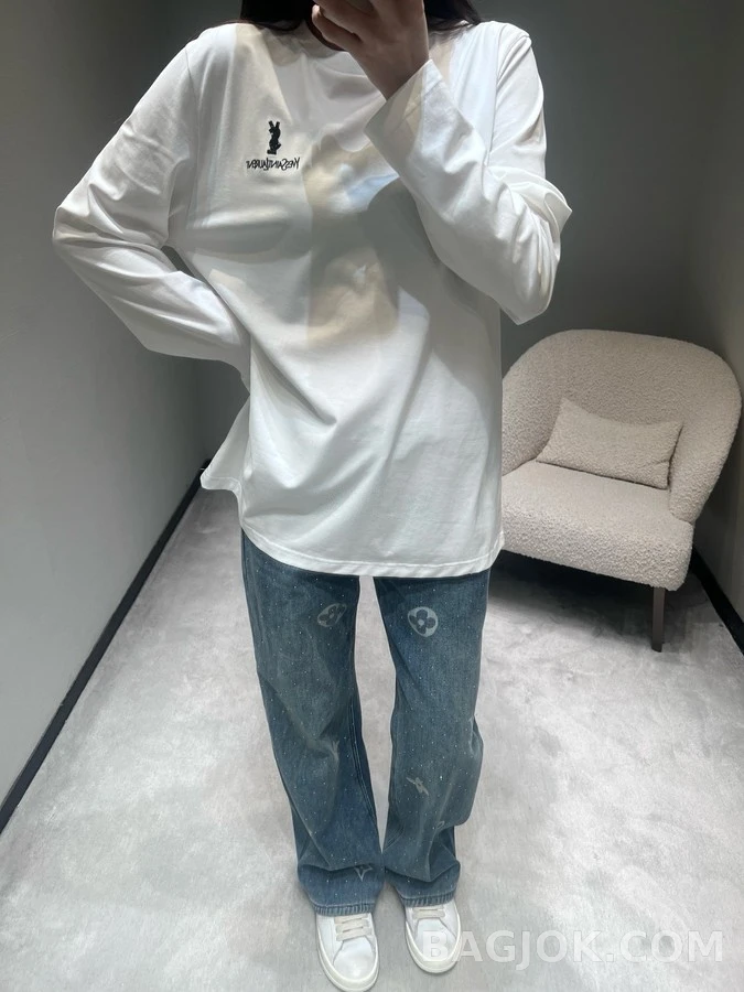 생로랑 생로랑 2025FW 자수 로고 긴팔 티셔츠 상세 이미지